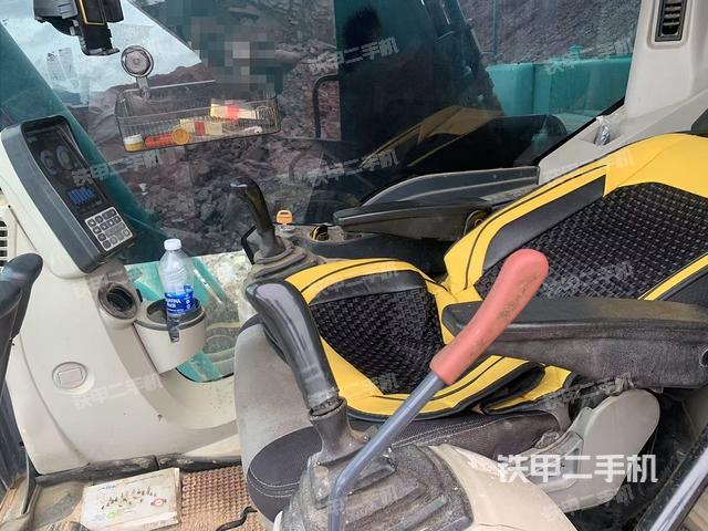 駕駛室整體(整機(jī)外觀) 駕駛室整體(整機(jī)外觀)