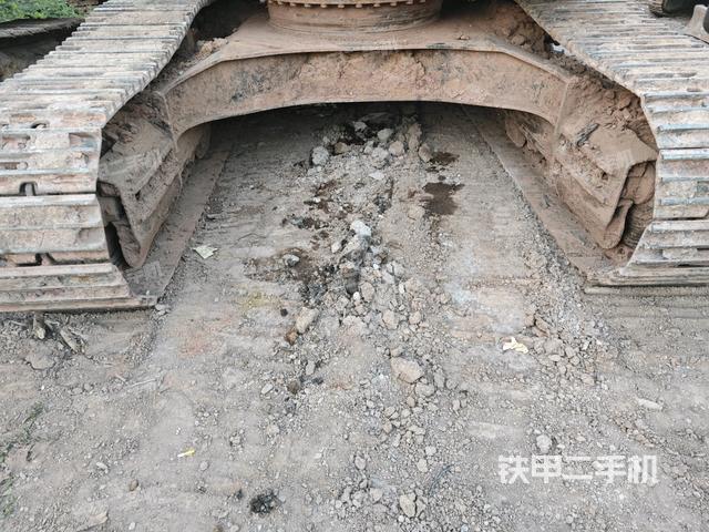 转盘和下车架正前(工作和回转装置) 转盘和下车架正前(工作和回转装置)