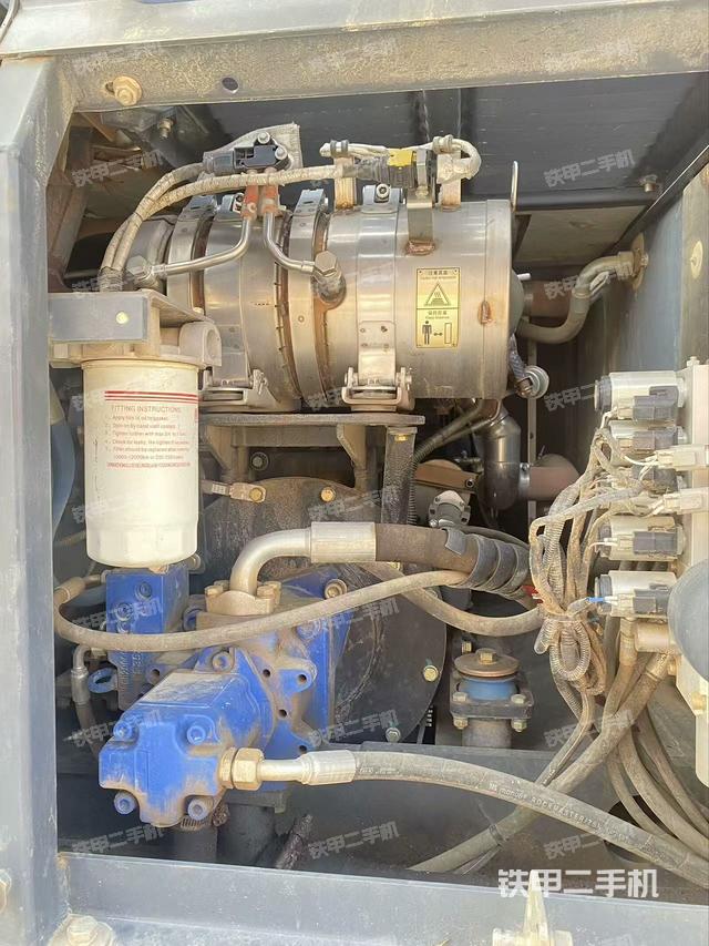 液壓泵艙室正面整體(整機外觀) 液壓泵艙室正面整體(整機外觀)