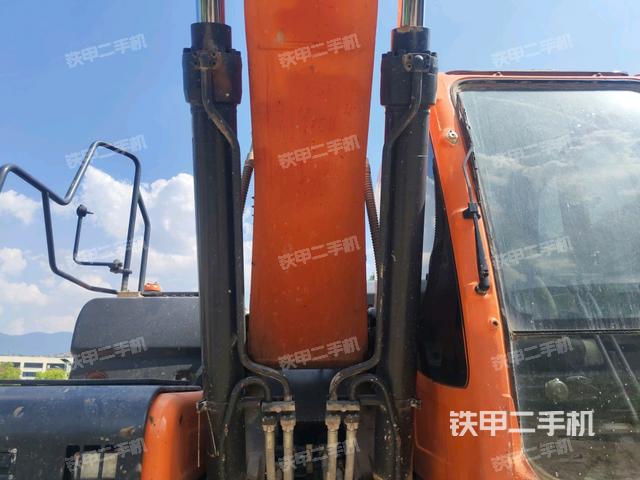 大臂油缸整体 竖拍（工作和回转装置）