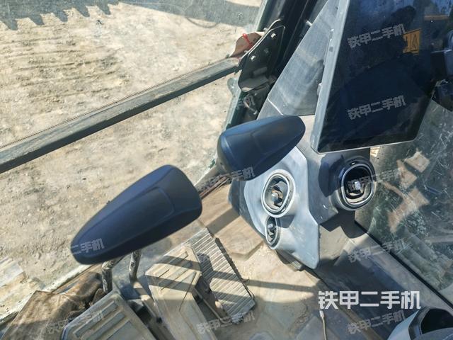 行走控制手柄和踏板?俯拍(駕駛室部分) 行走控制手柄和踏板?俯拍(駕駛室部分)