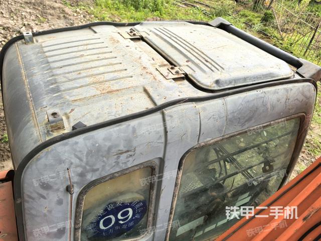 驾驶室顶部(整机外观) 驾驶室顶部(整机外观)