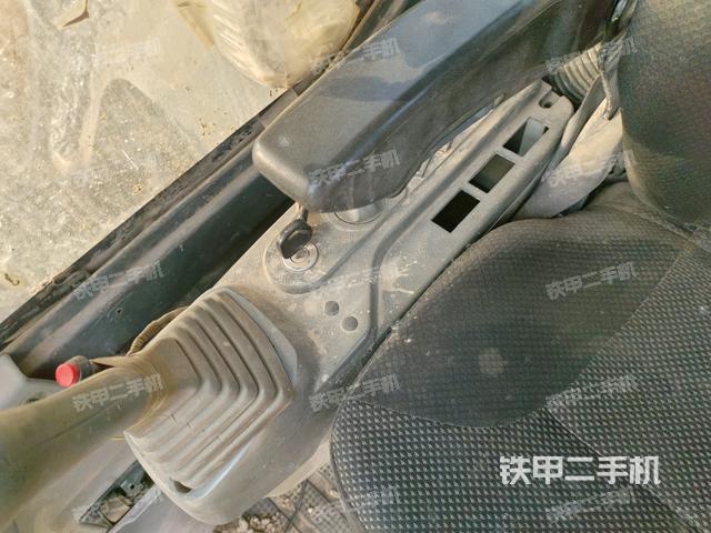 座椅右側(cè)控制臺/鑰匙門/油門/含右手柄(駕駛室部分) 座椅右側(cè)控制臺/鑰匙門/油門/含右手柄(駕駛室部分)