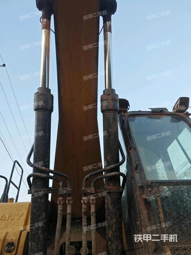 大臂油缸整体 竖拍(工作和回转装置) 大臂油缸整体 竖拍(工作和回转装置)