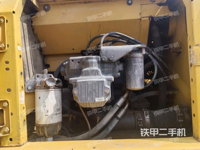 液壓泵艙室正面整體(整機外觀) 液壓泵艙室正面整體(整機外觀)