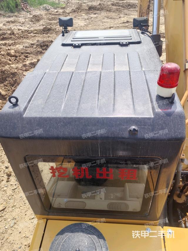 駕駛室頂部(整機(jī)外觀) 駕駛室頂部(整機(jī)外觀)