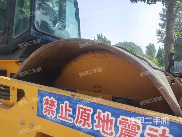 前車(chē)架正左側(cè)（壓路機(jī)前后車(chē)架）