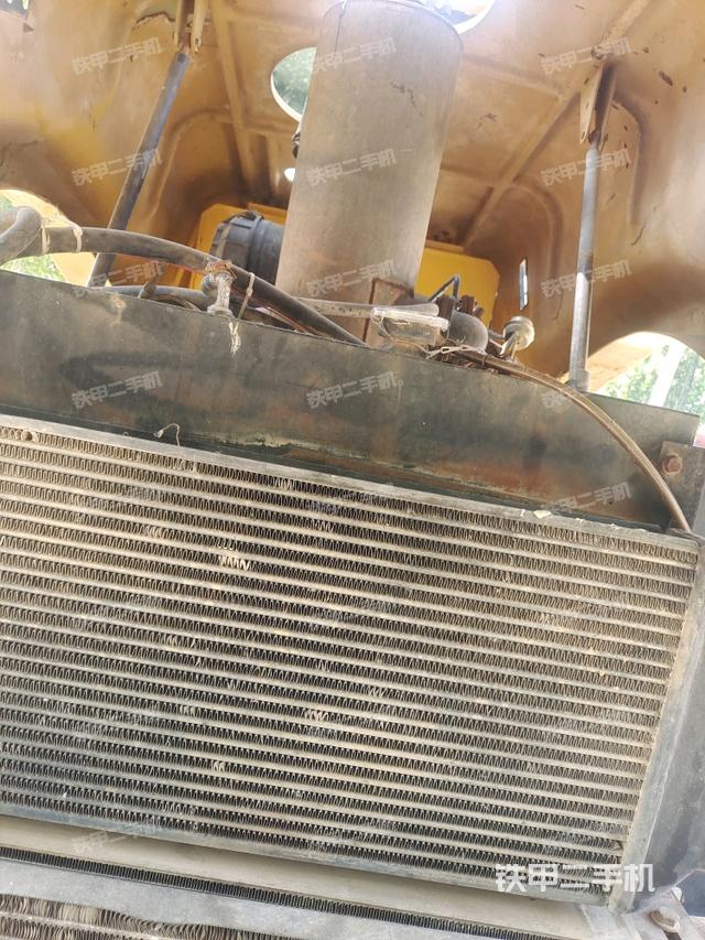 發(fā)動(dòng)機(jī)艙液壓泵全景（壓路機(jī)發(fā)動(dòng)機(jī)艙）