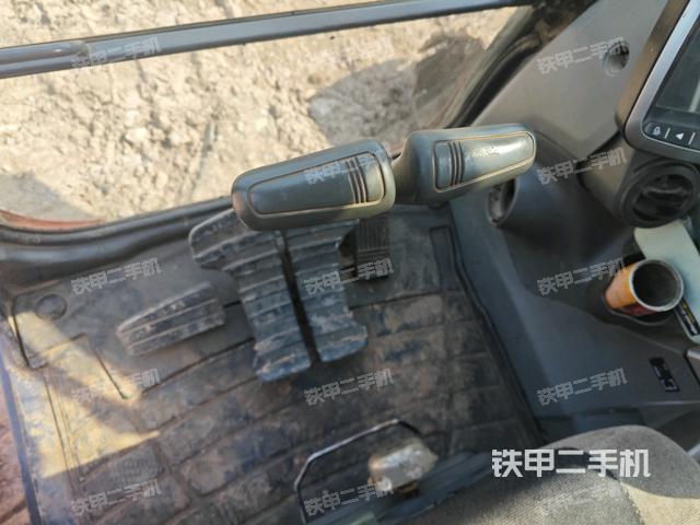 行走控制手柄和踏板?俯拍（駕駛室部分）