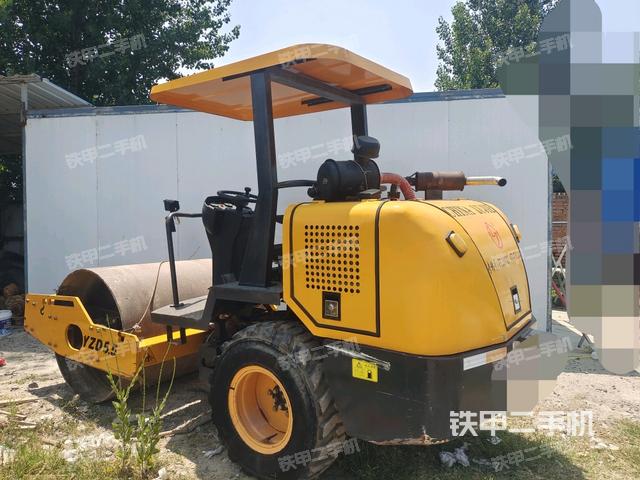 左后45°(壓路機(jī)整機(jī)外觀) 左后45°(壓路機(jī)整機(jī)外觀)