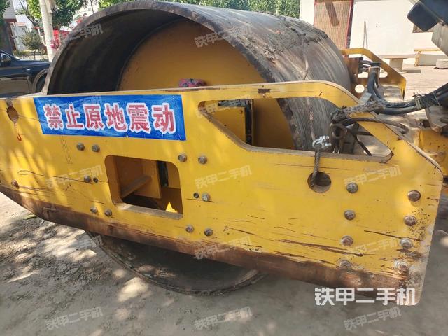 前輪右側(cè)減震塊連接及部件（壓路機(jī)前后車(chē)架）