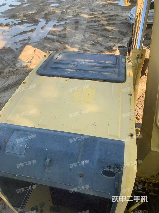 駕駛室頂部(整機(jī)外觀) 駕駛室頂部(整機(jī)外觀)