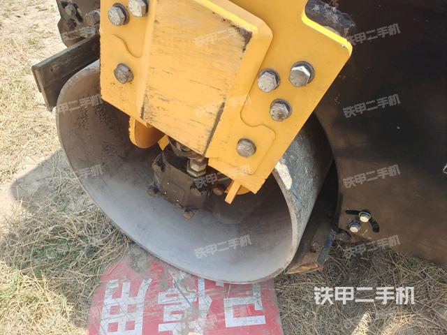 后輪右側(cè)全景(壓路機前后車架) 后輪右側(cè)全景(壓路機前后車架)