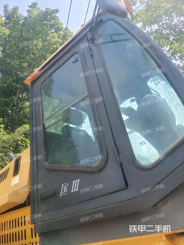 左側(cè)正面照（壓路機(jī)駕駛室）
