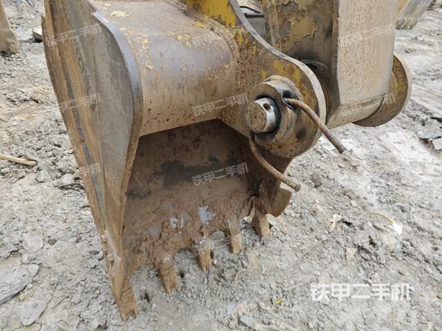 铲斗右后整体(工作和回转装置) 铲斗右后整体(工作和回转装置)