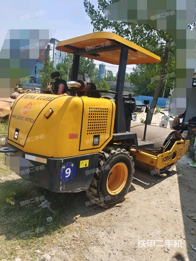 右后45°(壓路機(jī)整機(jī)外觀) 右后45°(壓路機(jī)整機(jī)外觀)