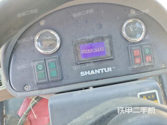 駕駛室內(nèi)座椅、儀表操作手柄全景（壓路機(jī)駕駛室）