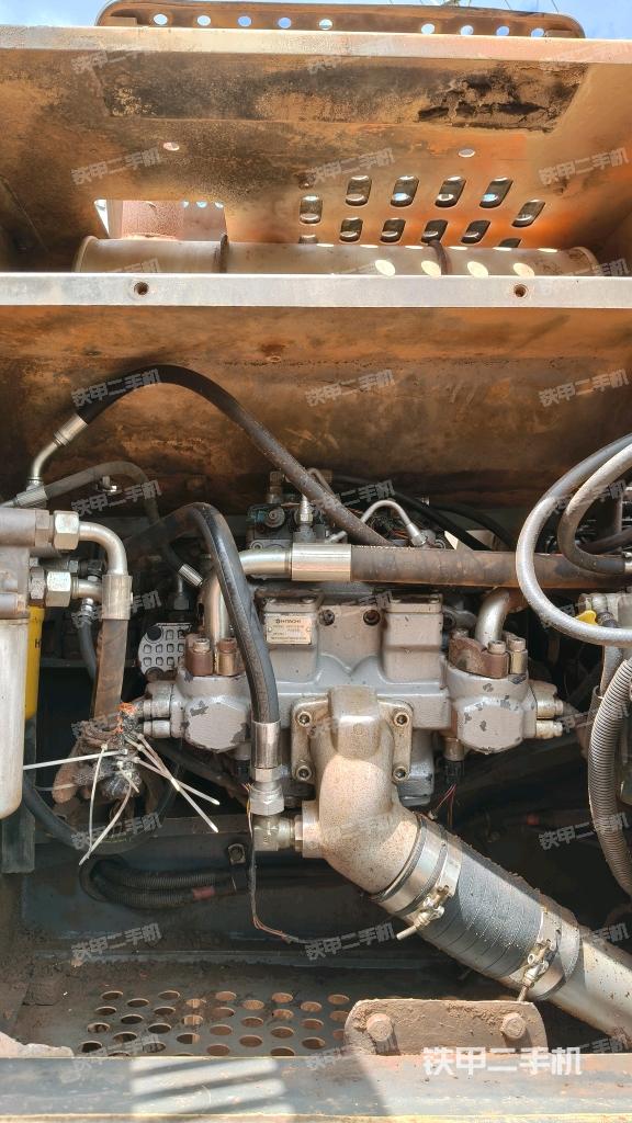 液壓泵艙室正面整體(整機(jī)外觀) 液壓泵艙室正面整體(整機(jī)外觀)