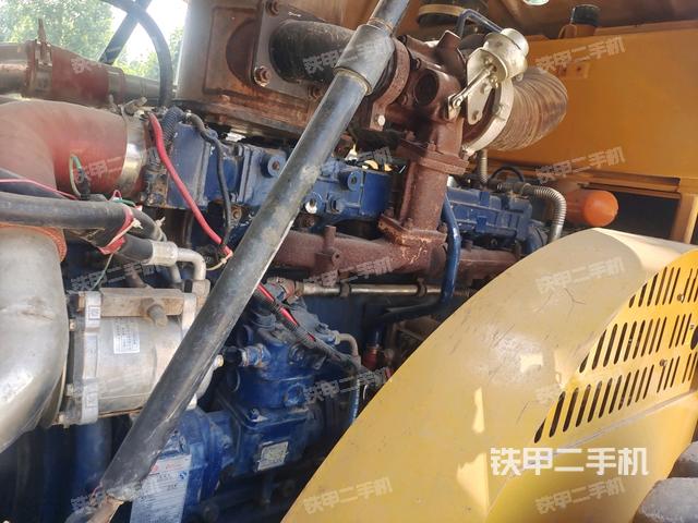 發(fā)動(dòng)機(jī)艙全景（壓路機(jī)發(fā)動(dòng)機(jī)艙）