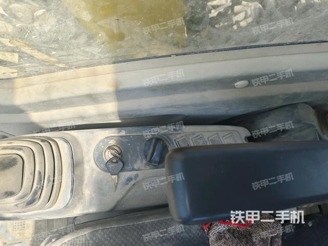 座椅右侧控制台/钥匙门/油门/含右手柄(驾驶室部分) 座椅右侧控制台/钥匙门/油门/含右手柄(驾驶室部分)