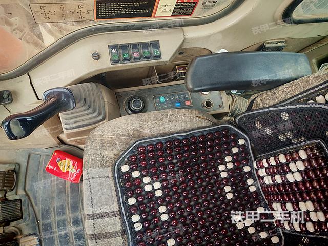 駕駛室整體(整機(jī)外觀) 駕駛室整體(整機(jī)外觀)