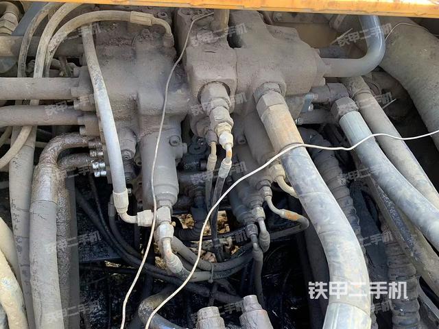 回转马达和主控阀(整机外观) 回转马达和主控阀(整机外观)