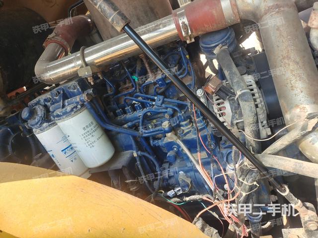 發(fā)動(dòng)機(jī)上部全景（壓路機(jī)發(fā)動(dòng)機(jī)艙）