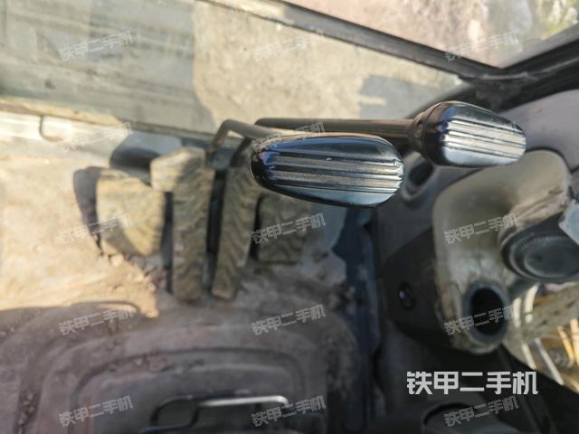 行走控制手柄和踏板?俯拍(駕駛室部分) 行走控制手柄和踏板?俯拍(駕駛室部分)