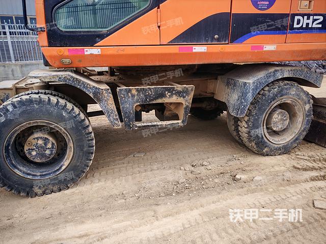 單側(cè)履帶整體(整機(jī)外觀) 單側(cè)履帶整體(整機(jī)外觀)