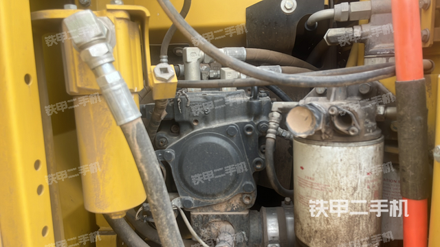 液压泵舱室正面整体（整机外观）