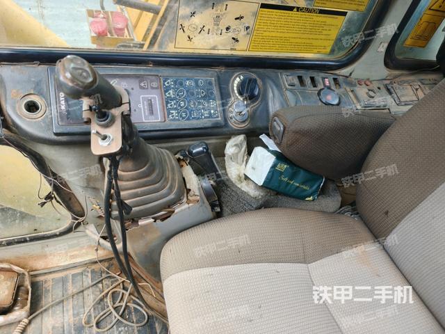 座椅右側控制臺/鑰匙門/油門/含右手柄(駕駛室部分) 座椅右側控制臺/鑰匙門/油門/含右手柄(駕駛室部分)