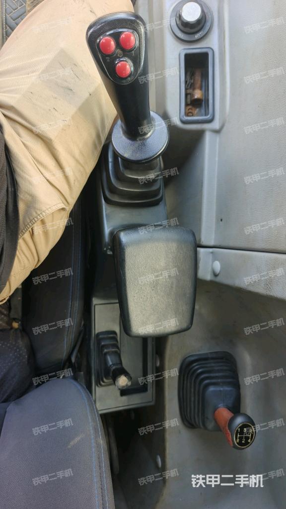 座椅左侧控制台/音响/含左手柄(驾驶室部分) 座椅左侧控制台/音响/含左手柄(驾驶室部分)