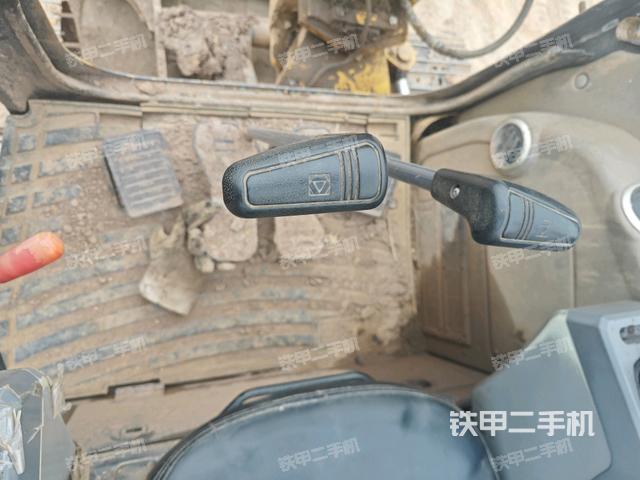 行走控制手柄和踏板?俯拍(駕駛室部分) 行走控制手柄和踏板?俯拍(駕駛室部分)