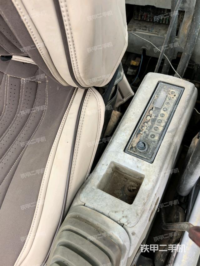 座椅右側(cè)控制臺(tái)/鑰匙門/油門/含右手柄(駕駛室部分) 座椅右側(cè)控制臺(tái)/鑰匙門/油門/含右手柄(駕駛室部分)