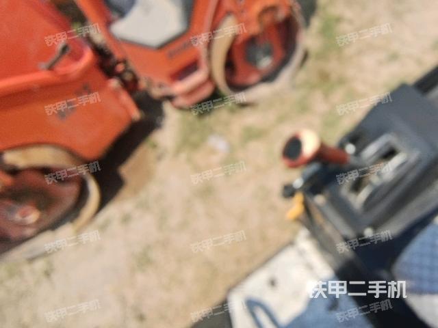 操作臺全景(壓路機駕駛室) 操作臺全景(壓路機駕駛室)