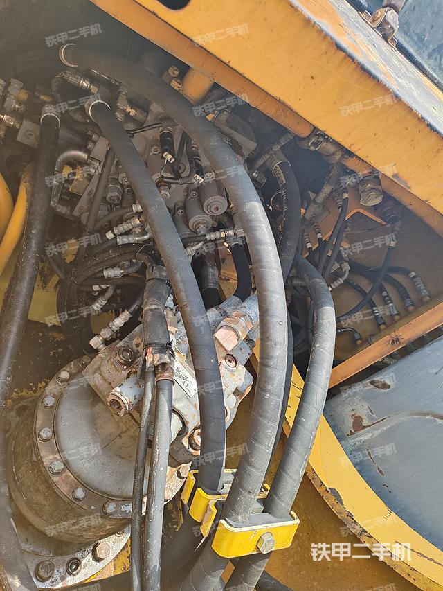 回转马达和主控阀（整机外观）