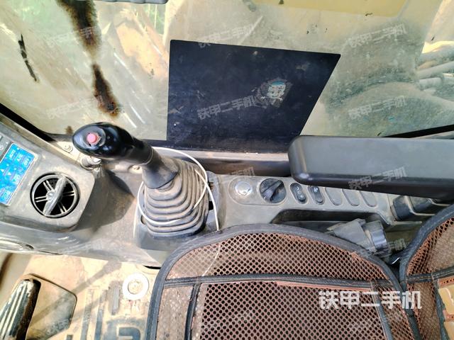 座椅右侧控制台/钥匙门/油门/含右手柄(驾驶室部分) 座椅右侧控制台/钥匙门/油门/含右手柄(驾驶室部分)