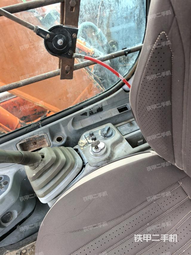 座椅左側(cè)控制臺(tái)/音響/含左手柄(駕駛室部分) 座椅左側(cè)控制臺(tái)/音響/含左手柄(駕駛室部分)