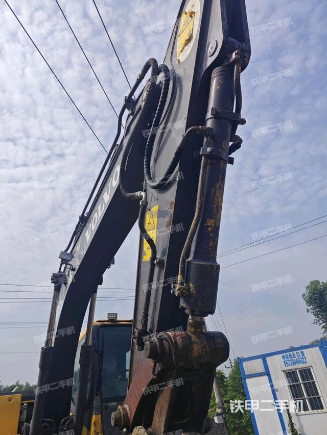 大臂油缸整体 竖拍(工作和回转装置) 大臂油缸整体 竖拍(工作和回转装置)