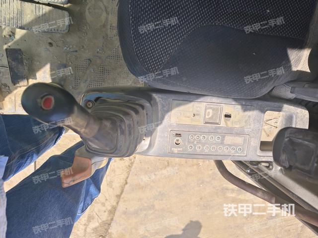 座椅左侧控制台/音响/含左手柄(驾驶室部分) 座椅左侧控制台/音响/含左手柄(驾驶室部分)