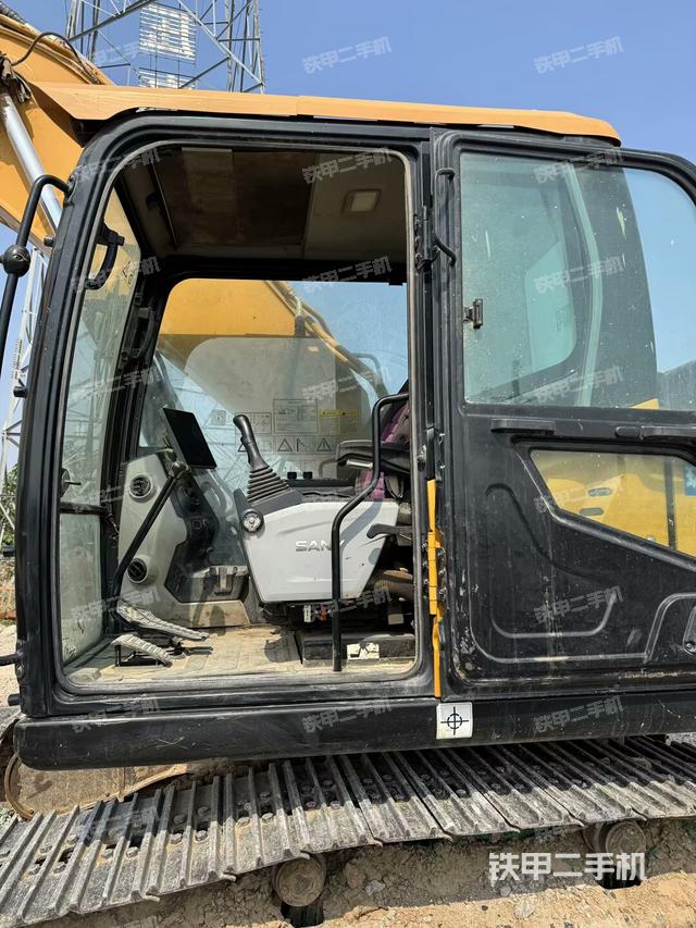 驾驶室顶部(整机外观) 驾驶室顶部(整机外观)