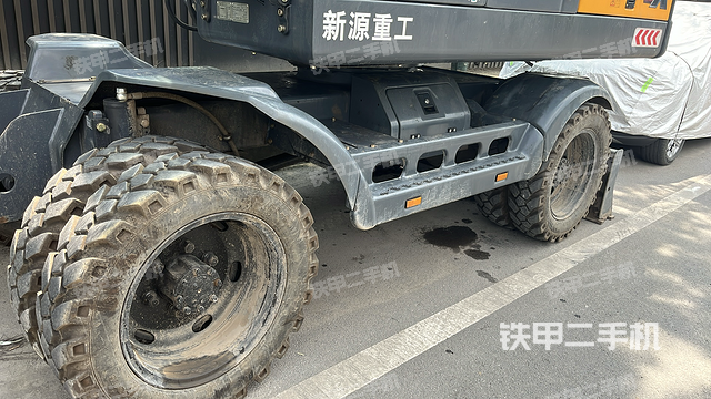單側(cè)履帶整體(整機外觀) 單側(cè)履帶整體(整機外觀)