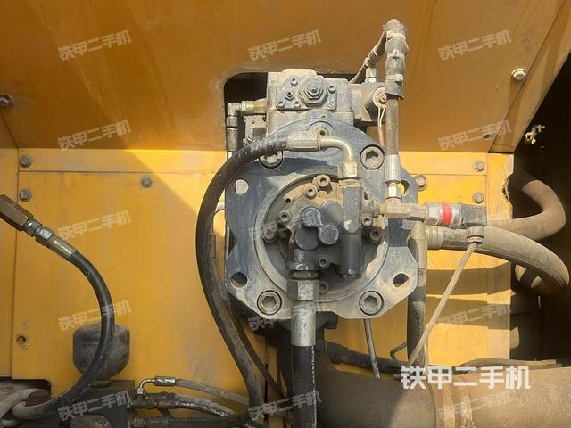 液压泵舱室正面整体(整机外观) 液压泵舱室正面整体(整机外观)