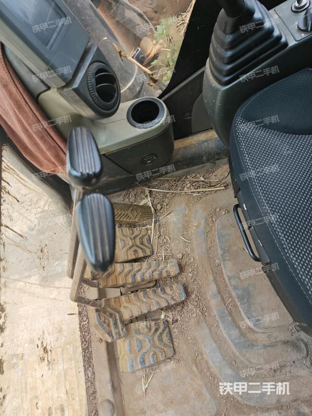 行走控制手柄和踏板 俯拍(驾驶室部分) 行走控制手柄和踏板 俯拍(驾驶室部分)