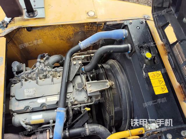 液壓泵艙室正面整體(整機外觀) 液壓泵艙室正面整體(整機外觀)