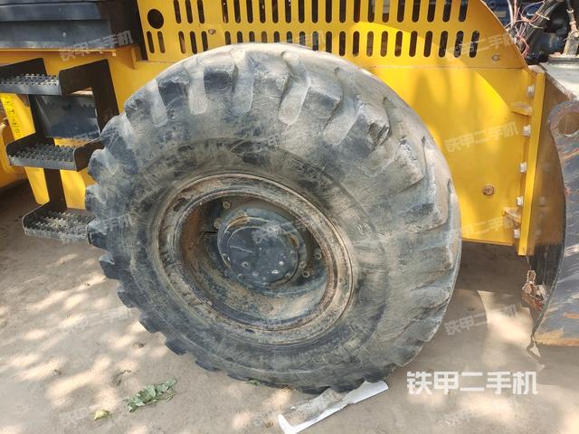 后輪右側(cè)全景（壓路機(jī)前后車(chē)架）