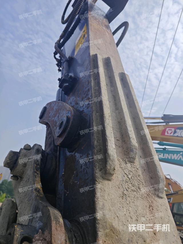 小臂整体左后(工作和回转装置) 小臂整体左后(工作和回转装置)