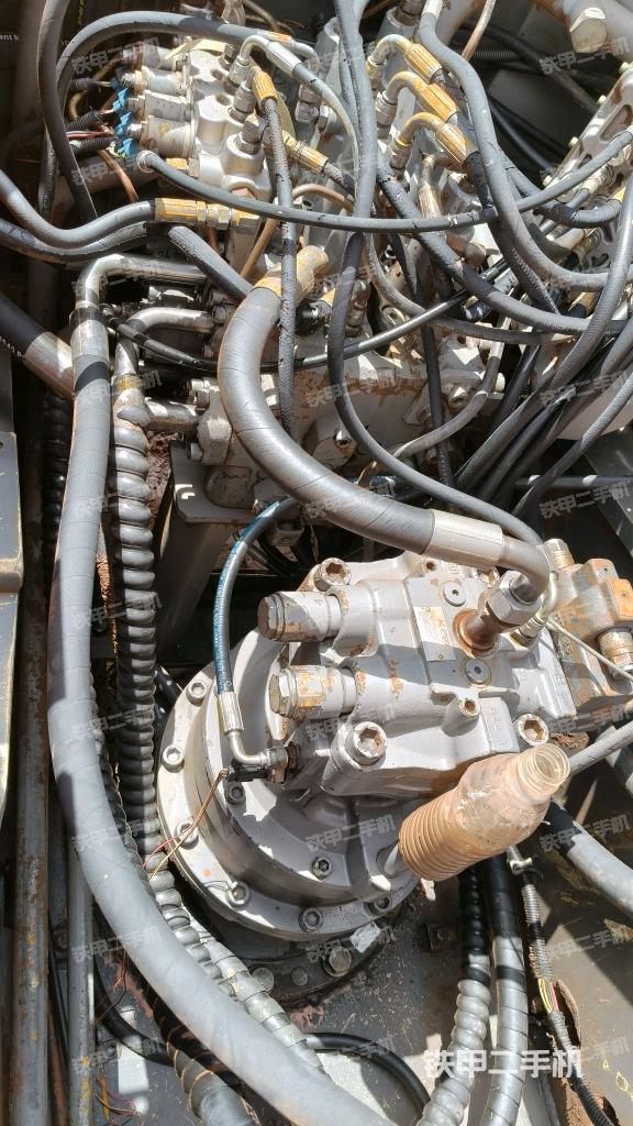 回轉(zhuǎn)馬達(dá)和主控閥(整機(jī)外觀) 回轉(zhuǎn)馬達(dá)和主控閥(整機(jī)外觀)