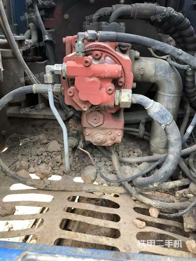液壓泵艙室正面整體(整機外觀) 液壓泵艙室正面整體(整機外觀)