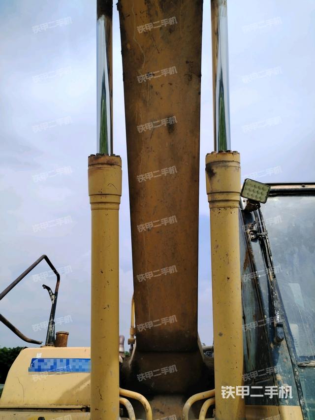 大臂油缸整体 竖拍(工作和回转装置) 大臂油缸整体 竖拍(工作和回转装置)